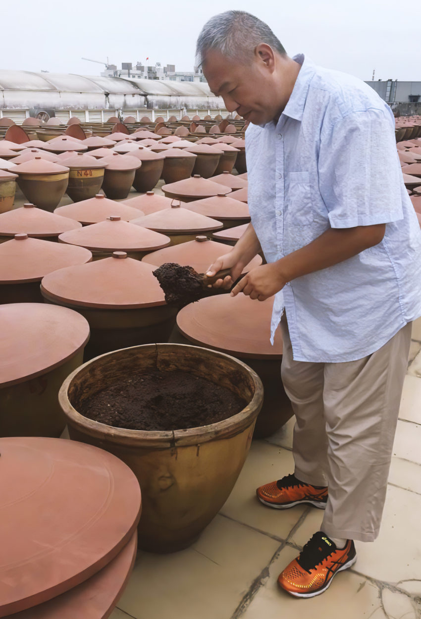 厳選したスパイスを扱う様子